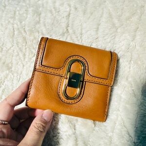 Fossil Leather Bifold Wallet – Tan Brown
Tan Leather with Gold Clasp